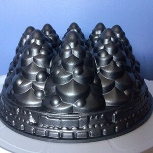Holiday Trees🌲 Nordic Ware Premium Cast Aluminum Bundt Pan With Train Detailing